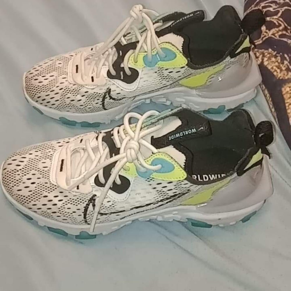 Woman's Nike Reacts - Picture 1 of 6